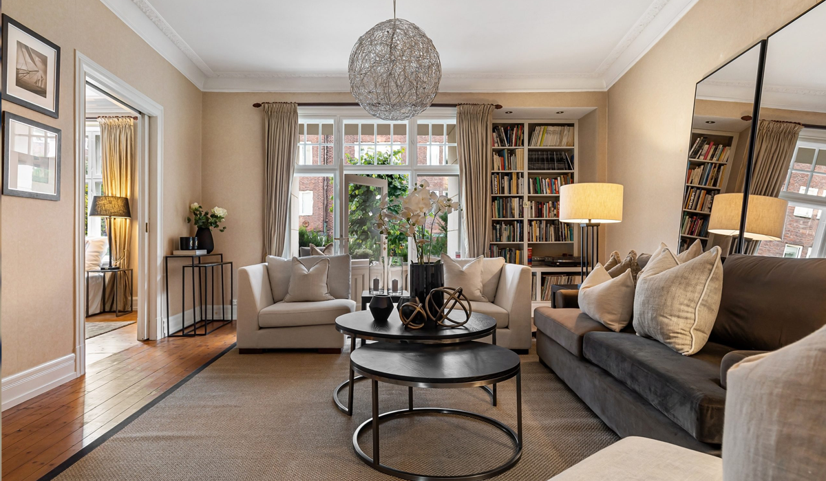 Modern Clean Living Room with Minimalist Decor. Spacious, clean living room with natural light, neutral colors, and minimalist furniture.
This image showcases a pristine, modern living room that embodies clean living and minimalist design. The space features a soft neutral palette, sleek furniture, and ample natural light that highlights the room’s airy ambiance. A clutter-free environment with organised shelves, cozy textiles, and subtle décor accents creates a calming and welcoming atmosphere. Ideal inspiration for homeowners seeking a fresh, clean aesthetic or for those who wish to introduce Wedodii cleaning services.